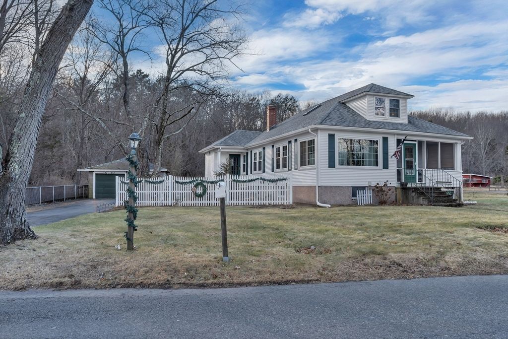 82 Cumberland Ave, North Attleboro, MA 02760