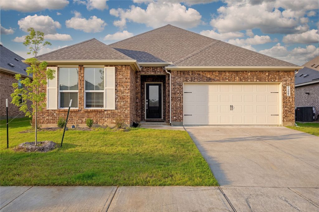 7222 Amber Barn Avenue, Pilot Point, TX 76258
