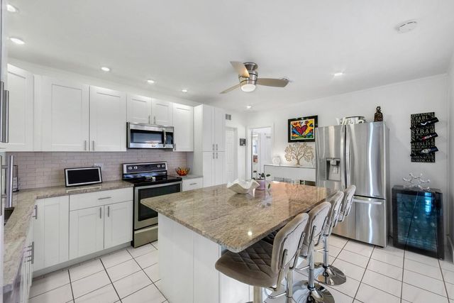 220 SE 2nd Avenue, Pompano Beach, FL 33060