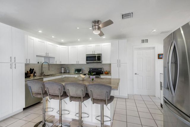 220 SE 2nd Avenue, Pompano Beach, FL 33060