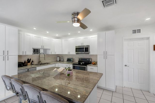 220 SE 2nd Avenue, Pompano Beach, FL 33060