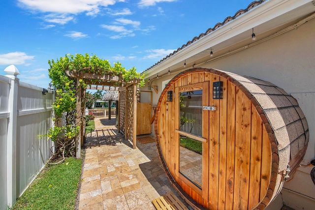 220 SE 2nd Avenue, Pompano Beach, FL 33060