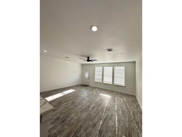 7710 Darnay Drive A, Houston, TX 77033