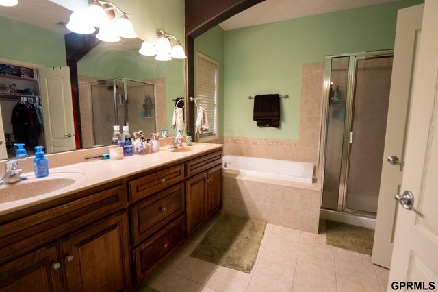 18884 Mason Plaza, Omaha, NE 68022