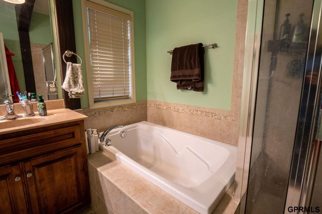 18884 Mason Plaza, Omaha, NE 68022