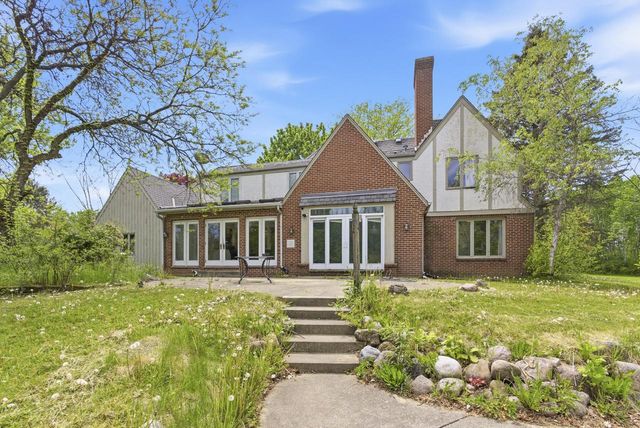 9090 N Green Brook ROAD, River Hills, WI 53217