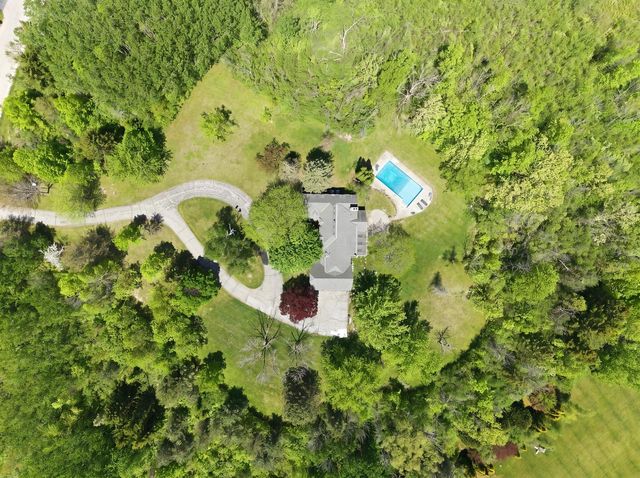 9090 N Green Brook ROAD, River Hills, WI 53217