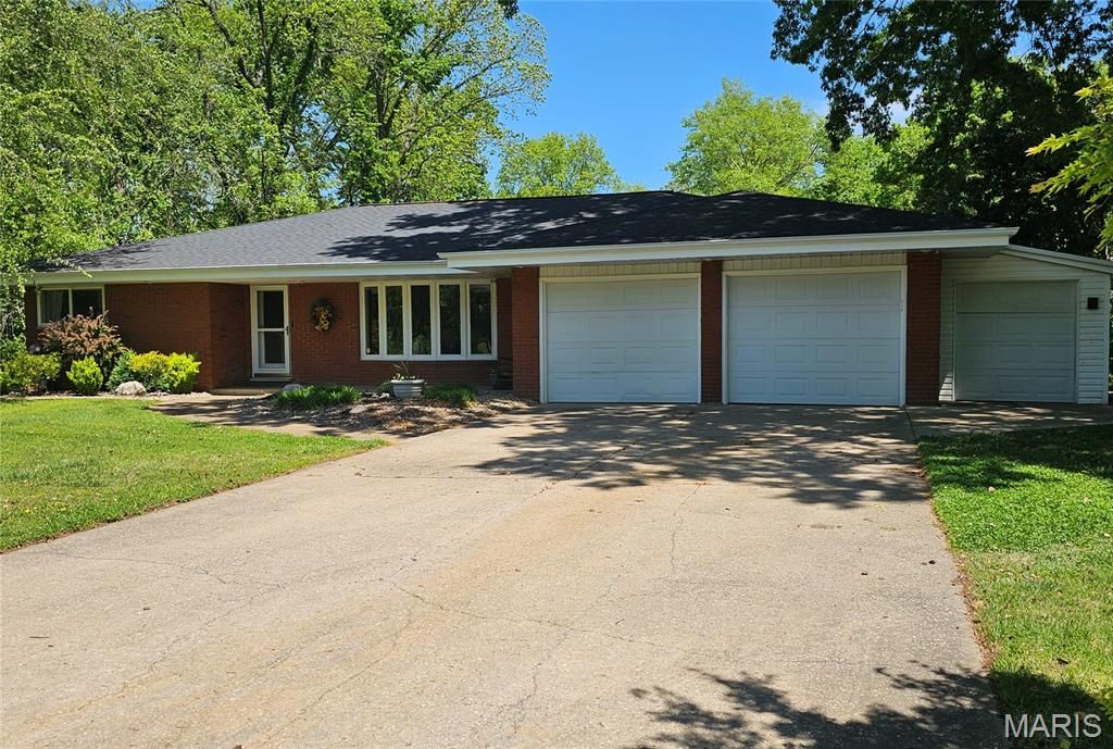 26630 Lakeview Terrace, Godfrey, IL 62035