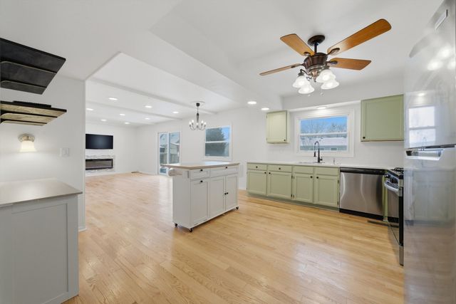 565 Gateshead Avenue S, Elk Grove Village, IL 60007
