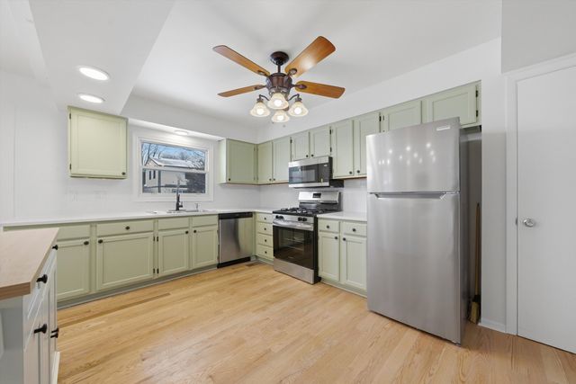 565 Gateshead Avenue S, Elk Grove Village, IL 60007