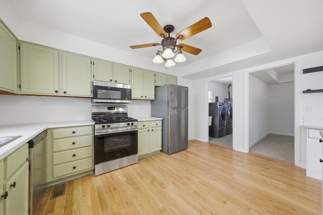 565 Gateshead Avenue S, Elk Grove Village, IL 60007