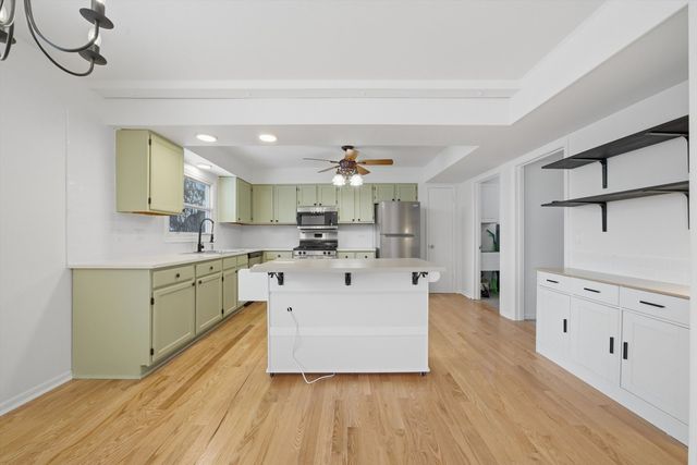 565 Gateshead Avenue S, Elk Grove Village, IL 60007