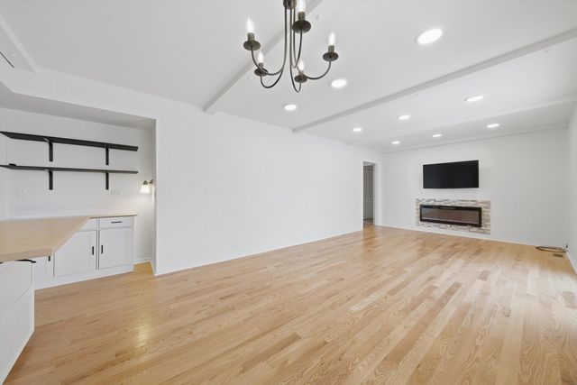 565 Gateshead Avenue S, Elk Grove Village, IL 60007