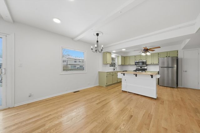 565 Gateshead Avenue S, Elk Grove Village, IL 60007