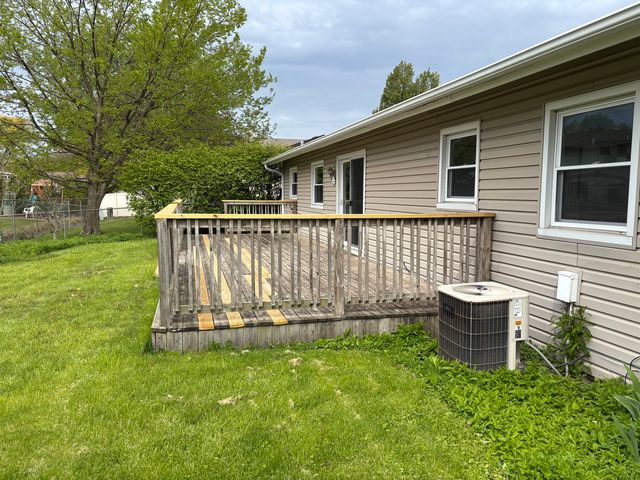 565 Gateshead Avenue S, Elk Grove Village, IL 60007