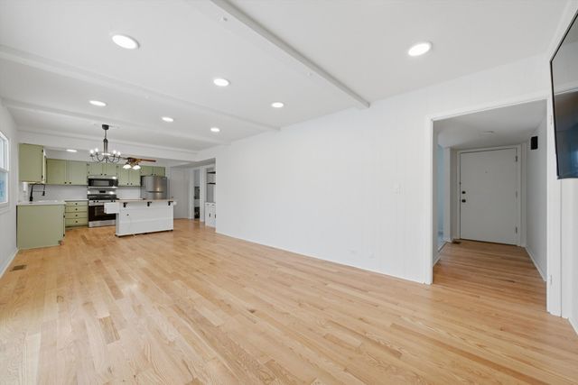 565 Gateshead Avenue S, Elk Grove Village, IL 60007