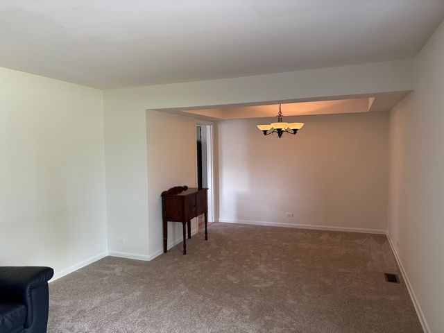 565 Gateshead Avenue S, Elk Grove Village, IL 60007