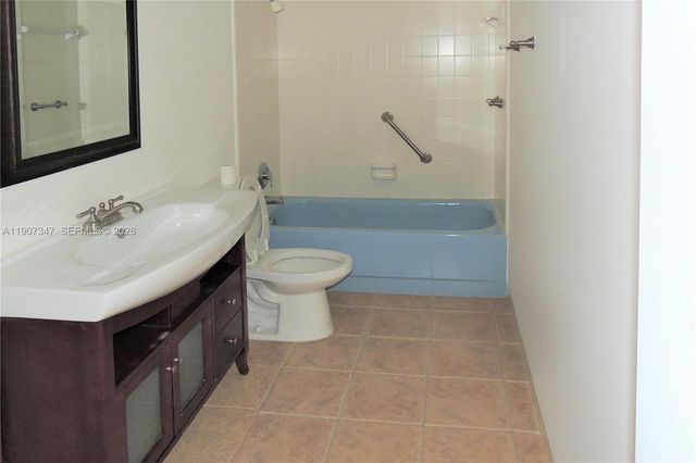 3040 NE 16th Avenue 216, Oakland Park, FL 33334