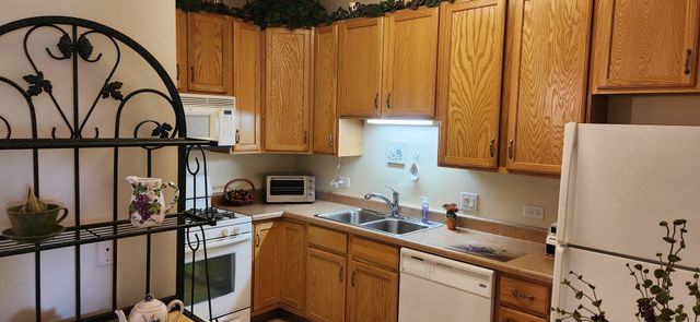 9355 IRVING PARK Road 208, Schiller Park, IL 60176