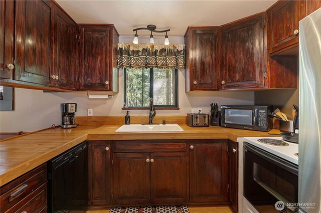 11 N Olympic Court N, Hoodsport, WA 98548