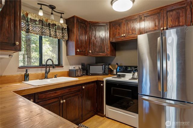11 N Olympic Court N, Hoodsport, WA 98548