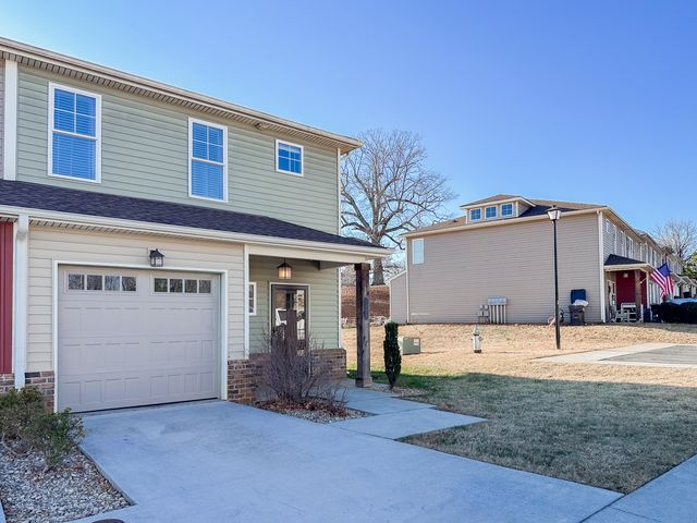 1201 Commonwealth CIR, Forest, VA 24551