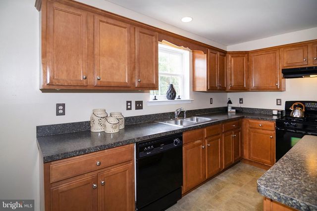 6 PEACEFUL COURT, Sicklerville, NJ 08081