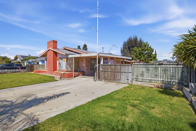 239 W Adelaide Way, Dinuba, CA 93618