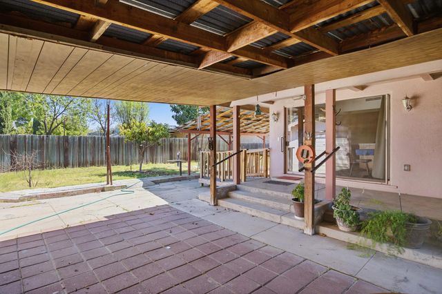 239 W Adelaide Way, Dinuba, CA 93618