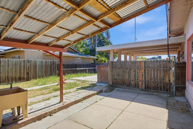 239 W Adelaide Way, Dinuba, CA 93618