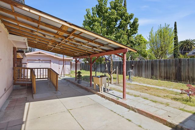 239 W Adelaide Way, Dinuba, CA 93618