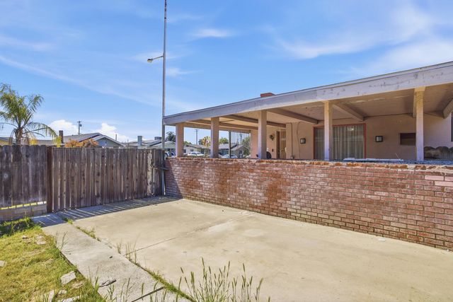 239 W Adelaide Way, Dinuba, CA 93618