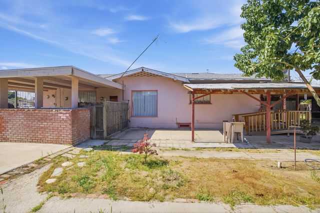 239 W Adelaide Way, Dinuba, CA 93618