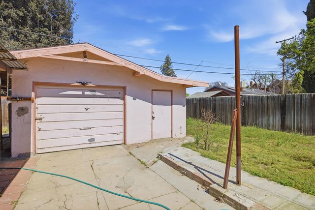 239 W Adelaide Way, Dinuba, CA 93618