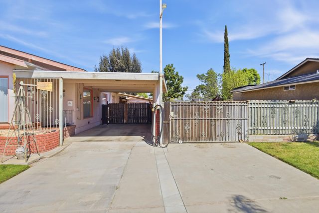 239 W Adelaide Way, Dinuba, CA 93618