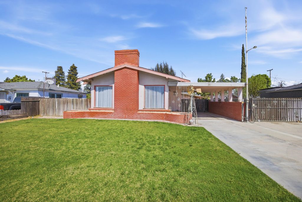 239 W Adelaide Way, Dinuba, CA 93618