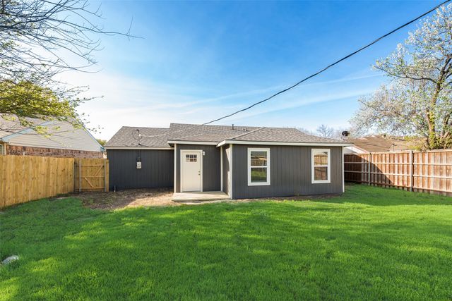 823 Cavalier Drive, Arlington, TX 76017