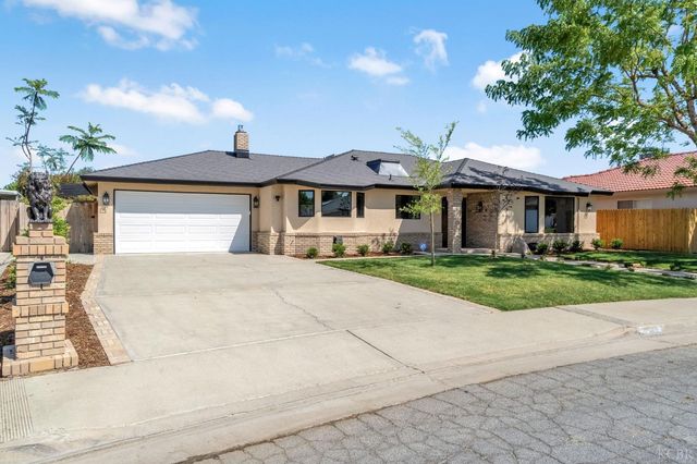 300 W Adrian Way, Hanford, CA 93230