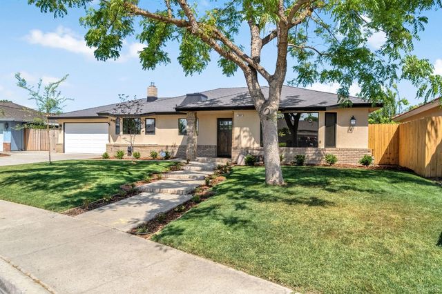 300 W Adrian Way, Hanford, CA 93230