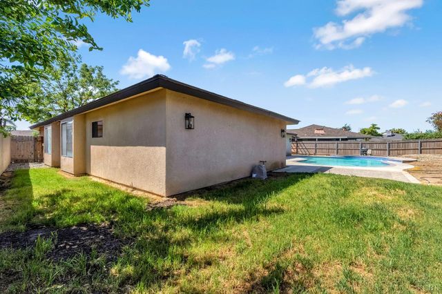 300 W Adrian Way, Hanford, CA 93230