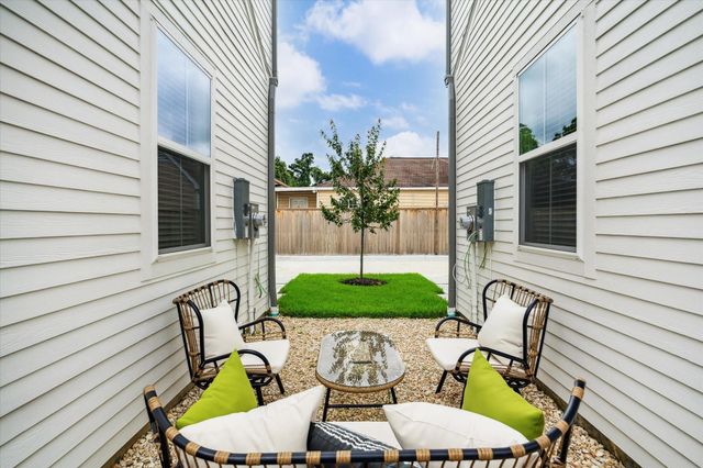 845 Elkhart Street B, Houston, TX 77091