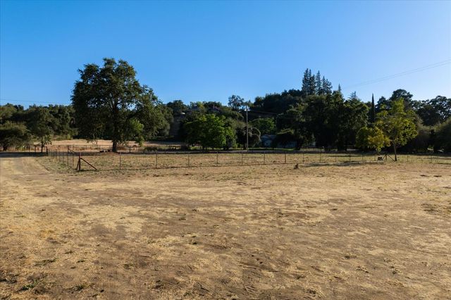 13749 Lancaster Rd, Oakdale, CA 95361