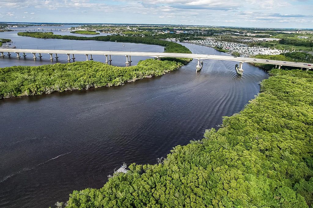 233 SW Otter Run Place, Stuart, FL 34997