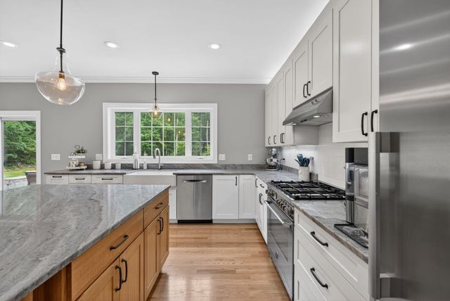 21 Walnut Hill Drive, Hooksett, NH 03106