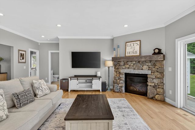 21 Walnut Hill Drive, Hooksett, NH 03106