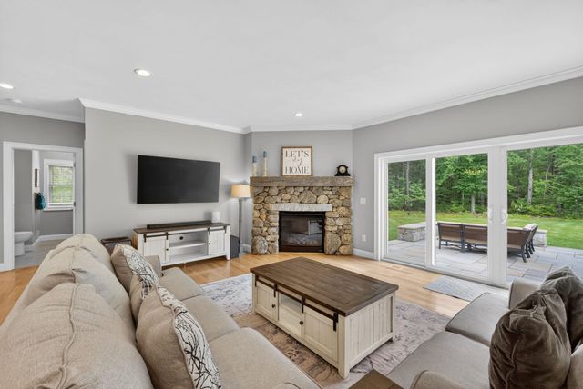 21 Walnut Hill Drive, Hooksett, NH 03106