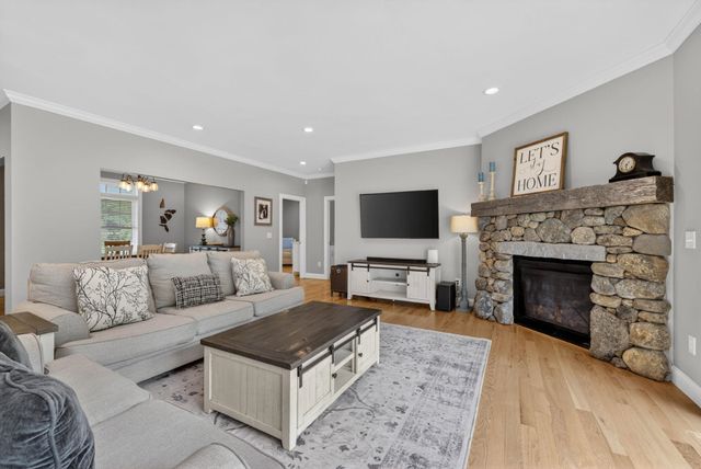 21 Walnut Hill Drive, Hooksett, NH 03106