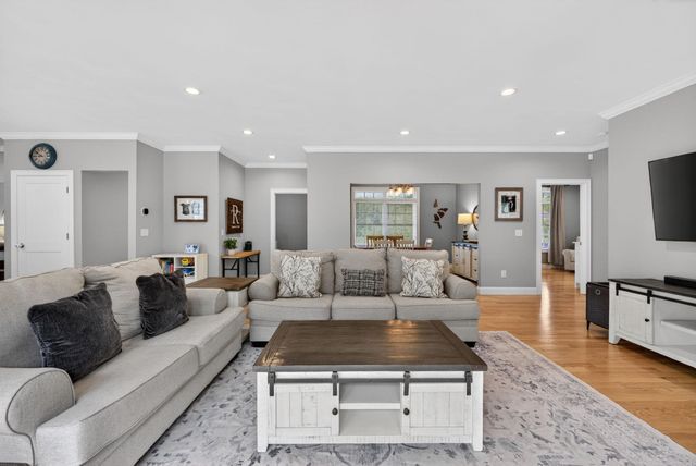 21 Walnut Hill Drive, Hooksett, NH 03106