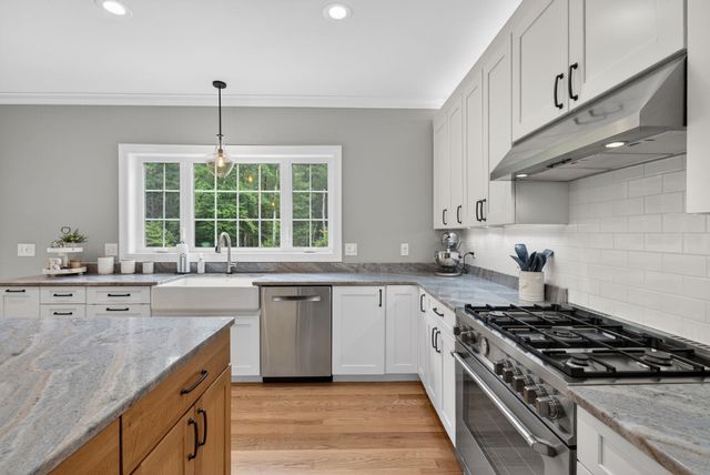 21 Walnut Hill Drive, Hooksett, NH 03106
