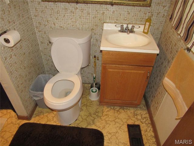 1123 Saint Benedict Drive, East St Louis, IL 62206